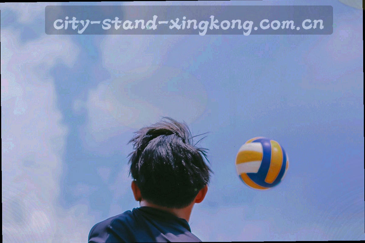 办公区会议桌与显示赛程表格的屏幕，台面整洁，无清晰人脸